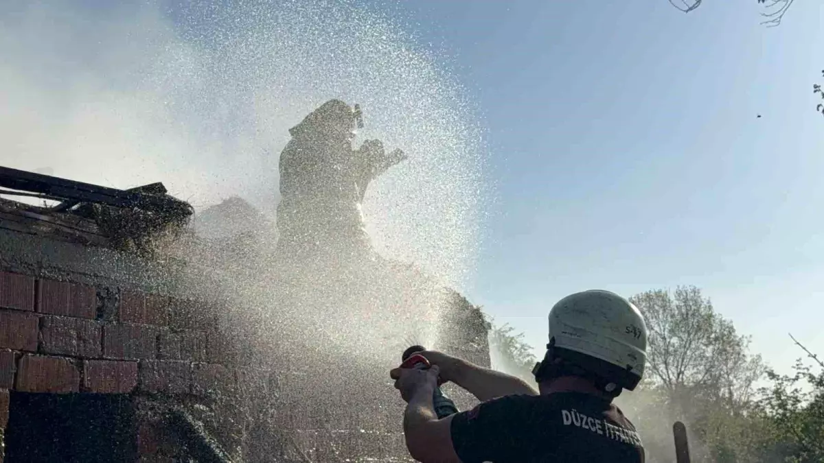 Düzce\'de Samanlıkta Çıkan Yangın İtfaiye Ekipleri Tarafından Söndürüldü