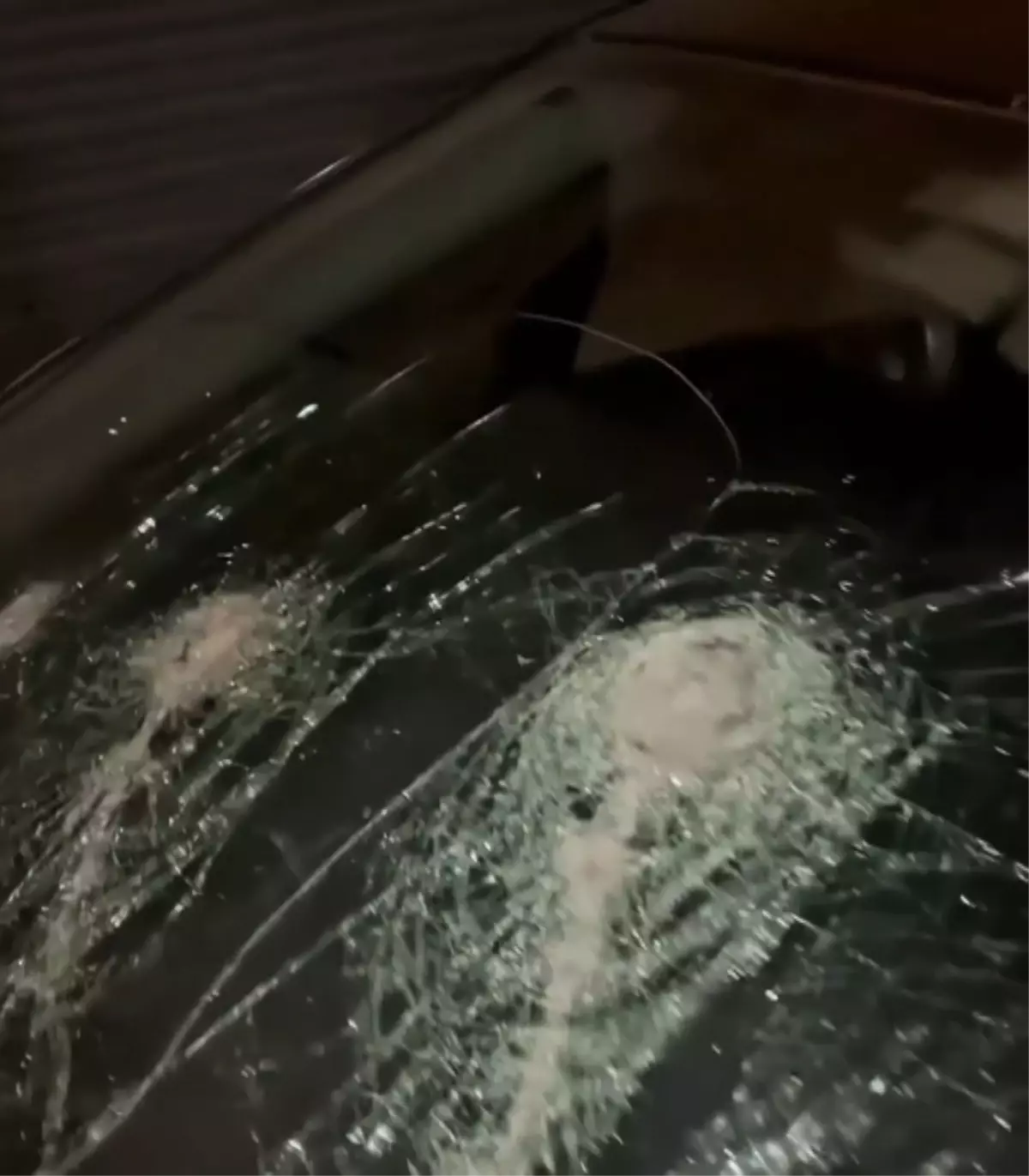 Otomobile Saldırı: Cam ve Aynalar Kırıldı