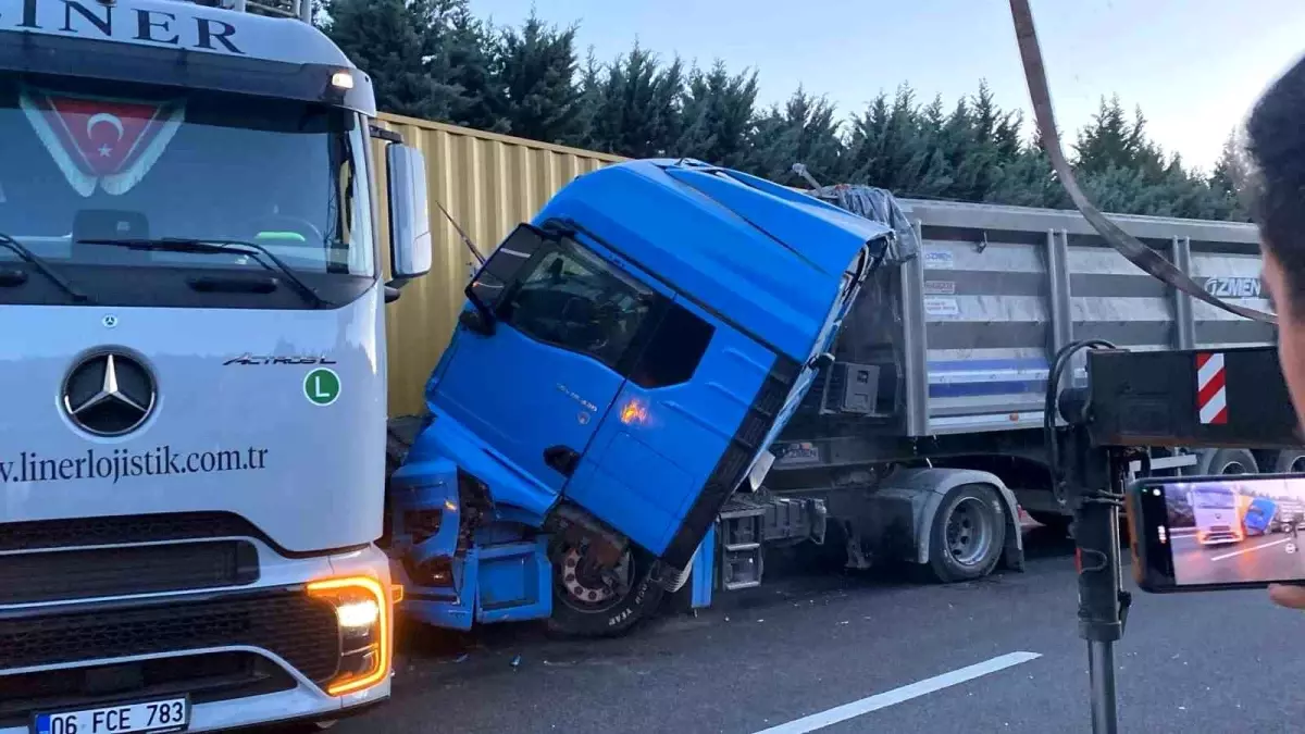 Kocaeli TEM Otoyolu\'nda Zincirleme Kaza