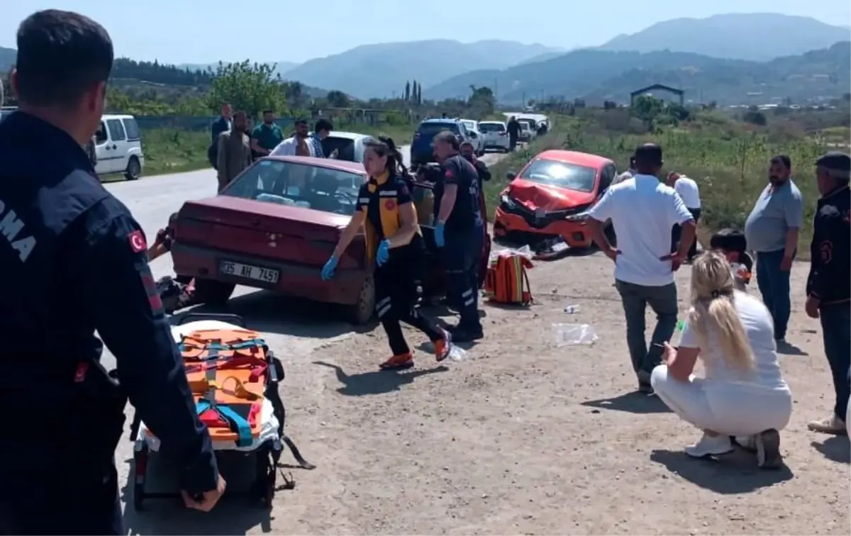 Turgutlu\'da Trafik Kazası: 4 Yaralı