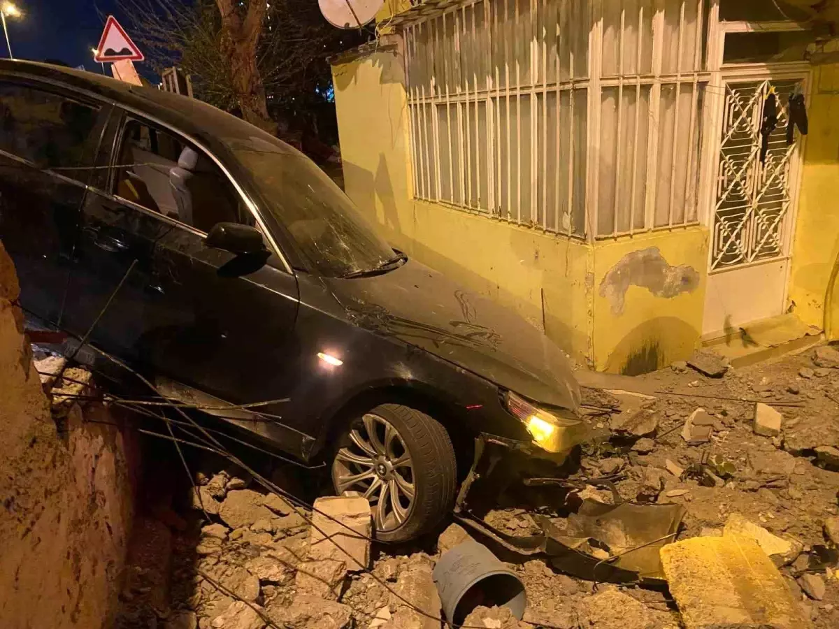 Üsküdar\'da Araç Bahçeye Uçtu