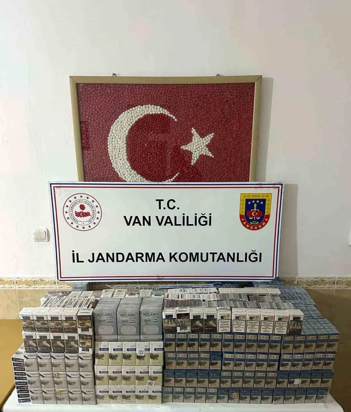 Van\'da Kaçak Sigara ve Tüfek Ele Geçirildi