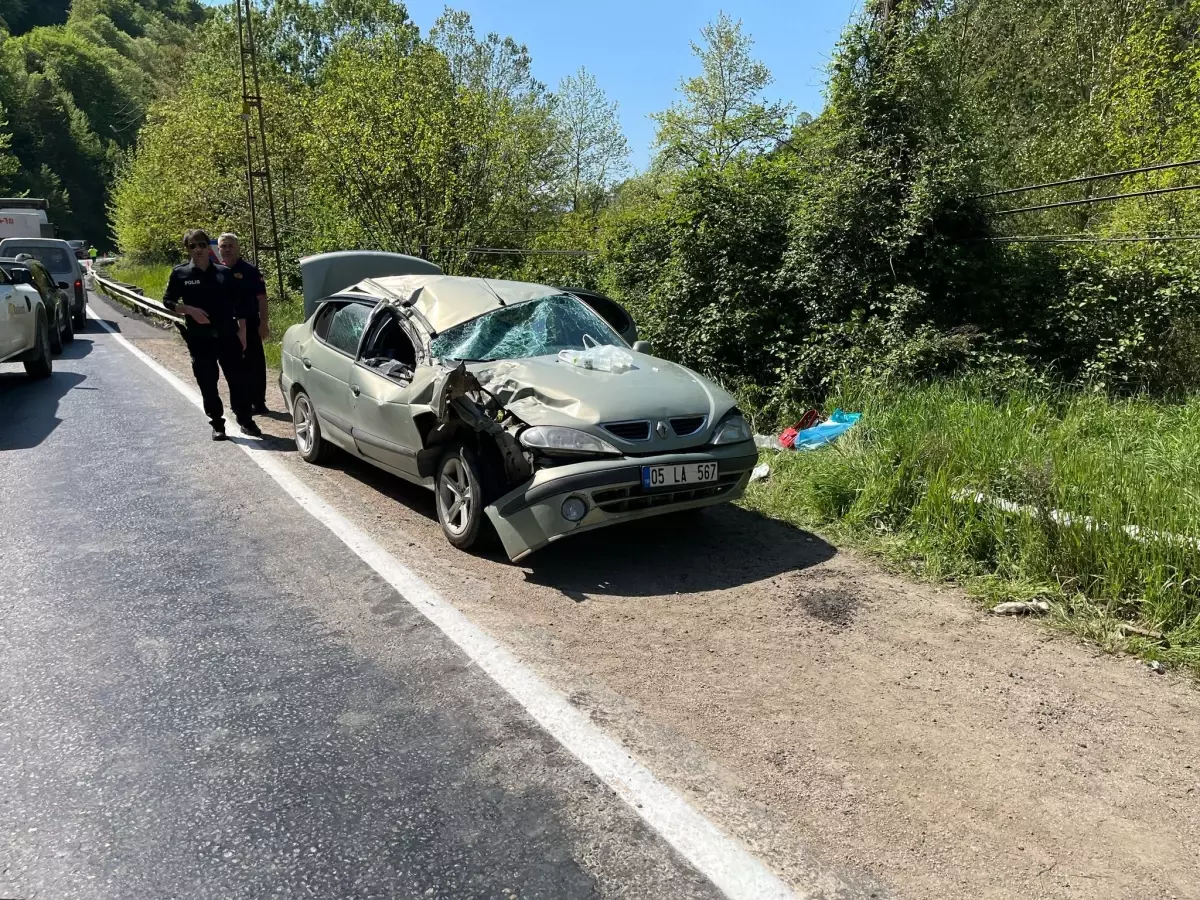 Zonguldak\'ta Kaya Parçaları Otomobile Düştü