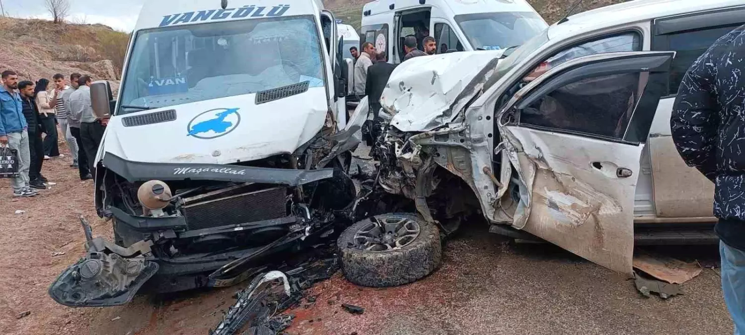 Yüksekova\'da Minibüs ve Ticari Araç Çarpıştı