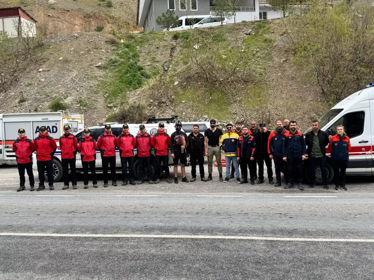 Hakkari\'de Mahsur Kalan 4 Kişi Kurtarıldı