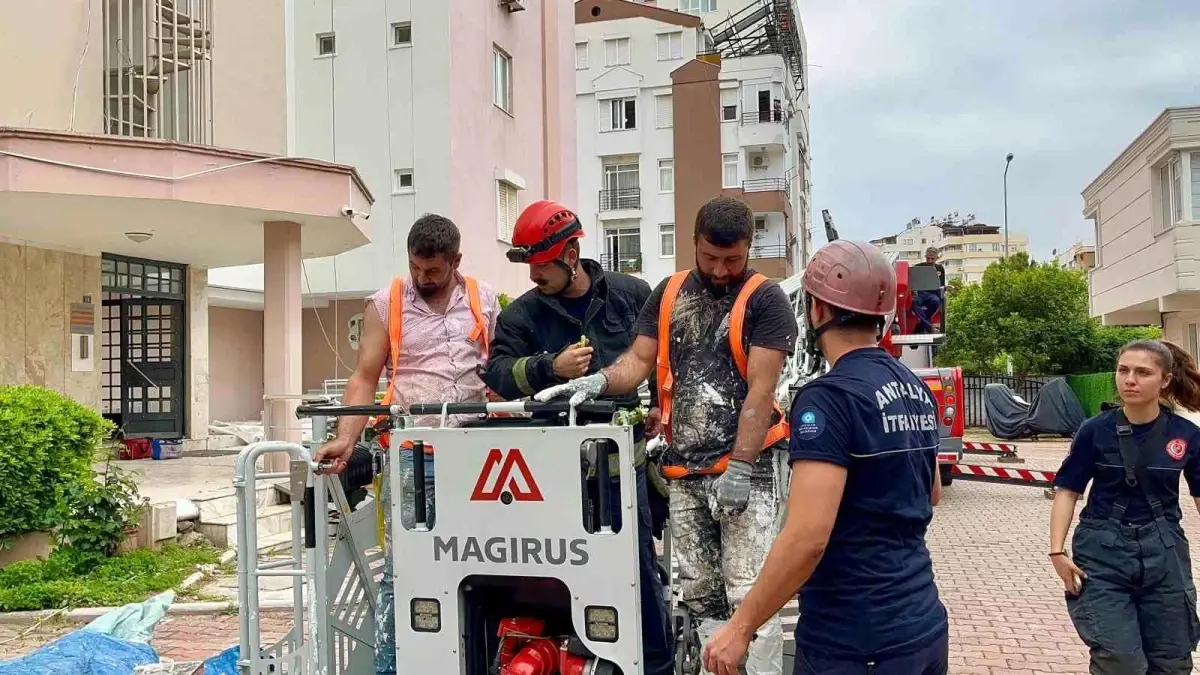 Antalya\'da 12. Katta Yıkılan Duvar, İşçilerin Mahsur Kalmasına Neden Oldu