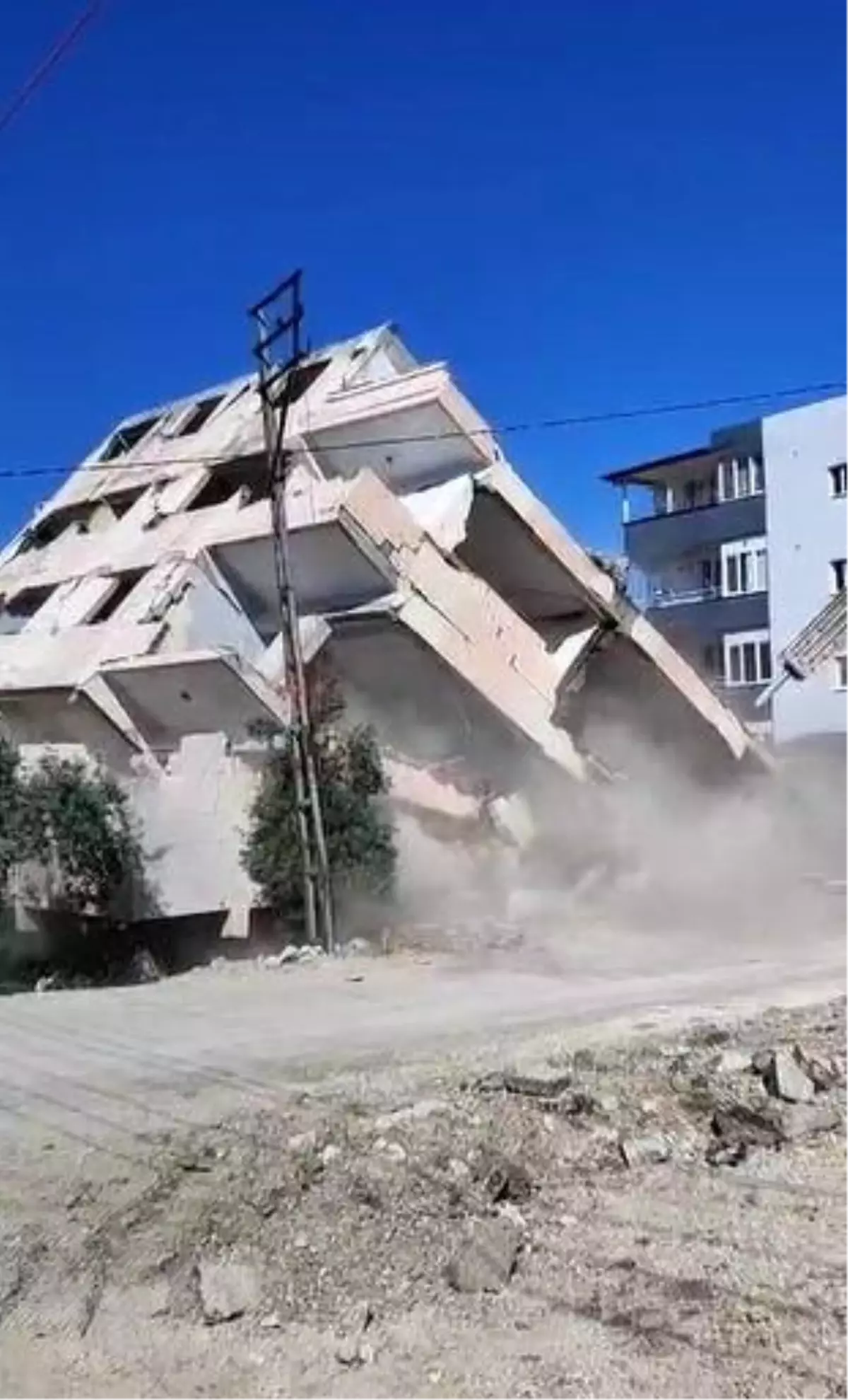 Antakya\'da Bina Yıkımı Kameralarda