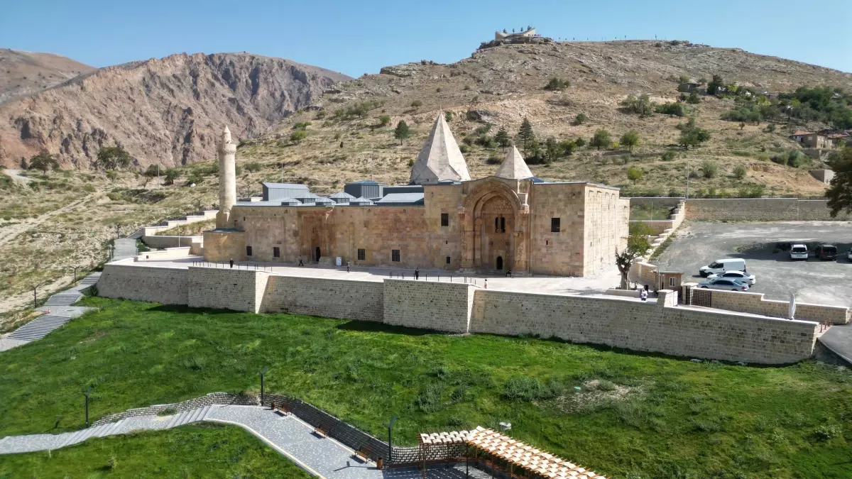 Divriği Ulu Cami\'nin Motifleri Hayranlık Uyandırıyor