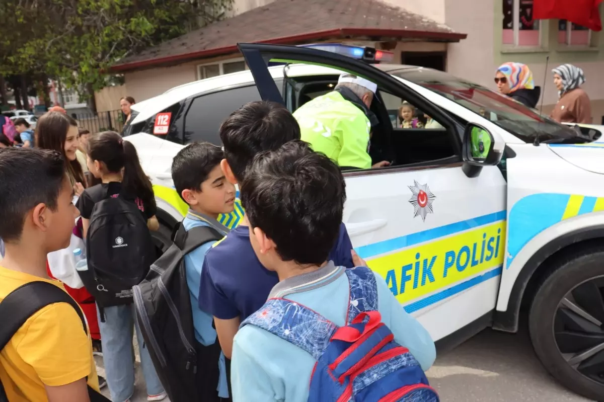 Polisten Öğrencilere Bayram Sürprizi