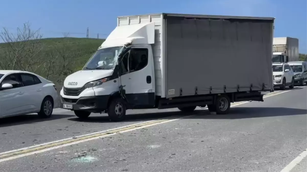 Arnavutköy\'de Kaza: Kamyonet Şoförü Yaralandı