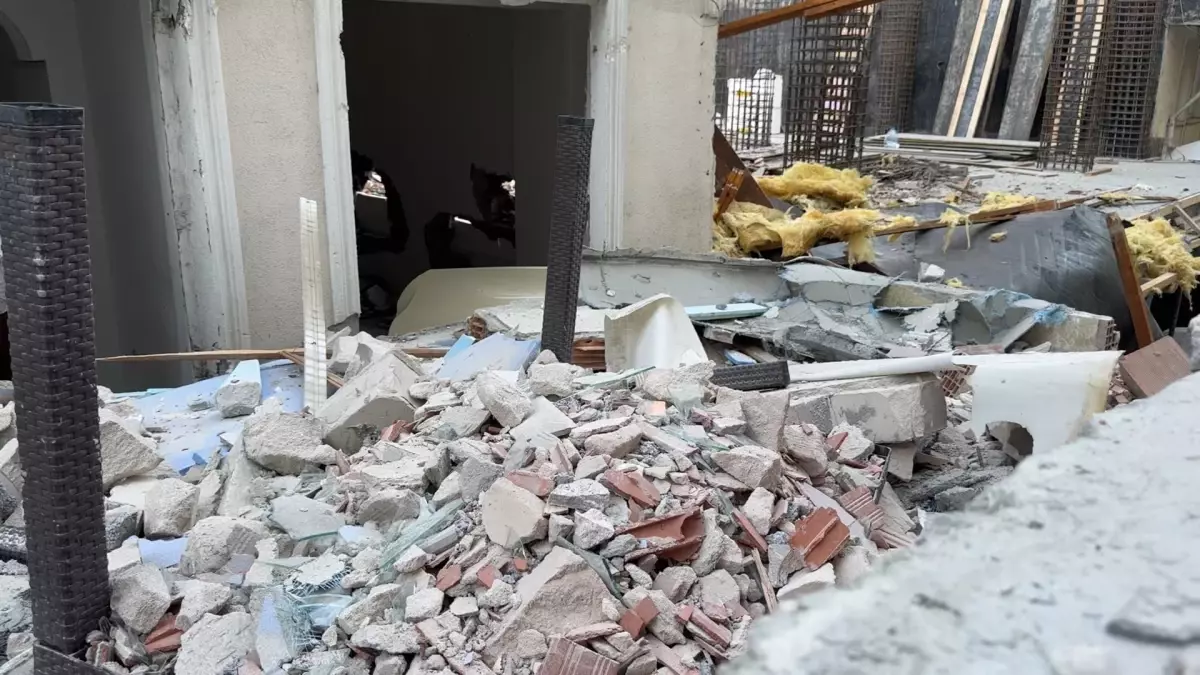 Avcılar\'da Yıkımda Beton Blok Düşmesi