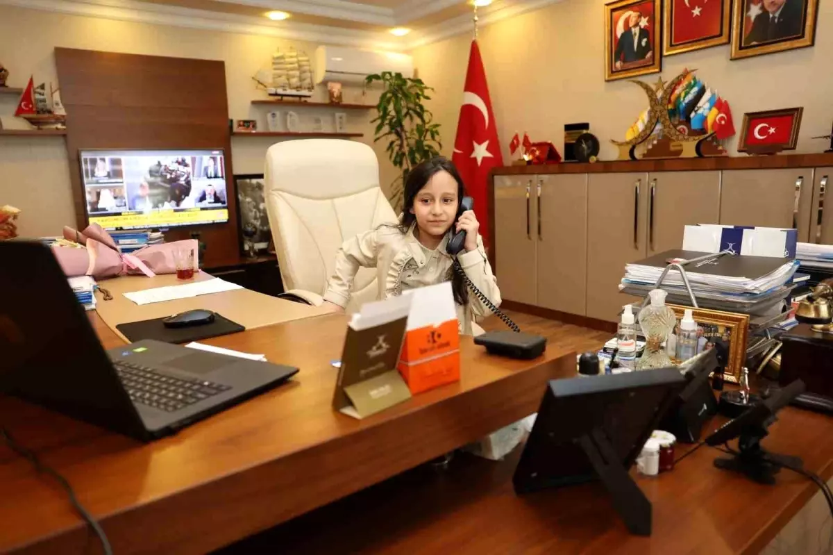 Başkan Bıyık koltuğunu minik İpek\'e bıraktı