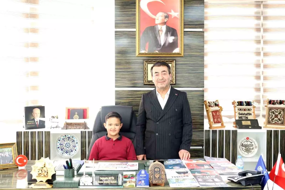 Başkan Metin koltuğunu şehit yeğenine devretti