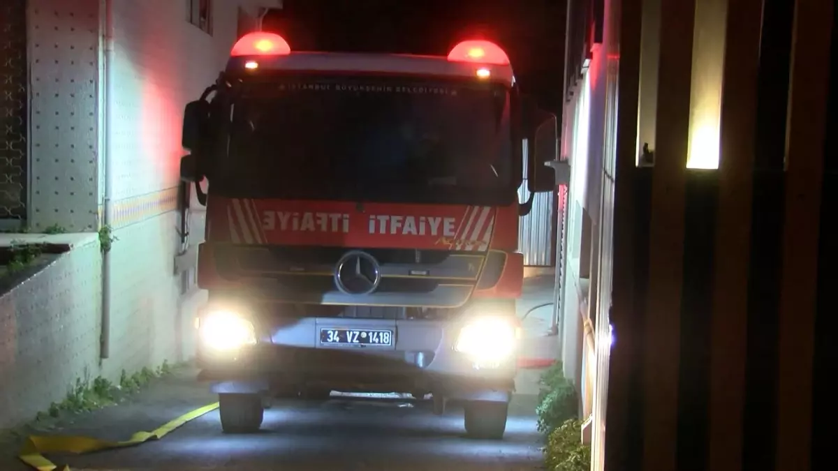 Beykoz\'da İnşaat Deposunda Yangın