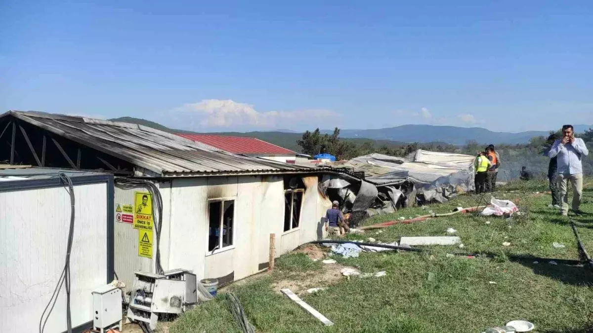 Bilecik\'te Şantiyede Yangın: Konteynerler Kullanılamaz Hale Geldi