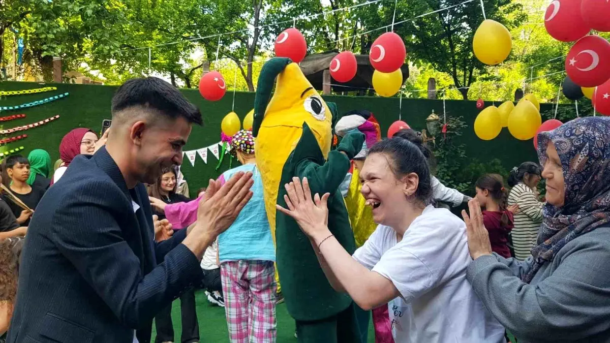 Çılgın Mısırcı\'dan Özel Çocuklara Bayram Coşkusu