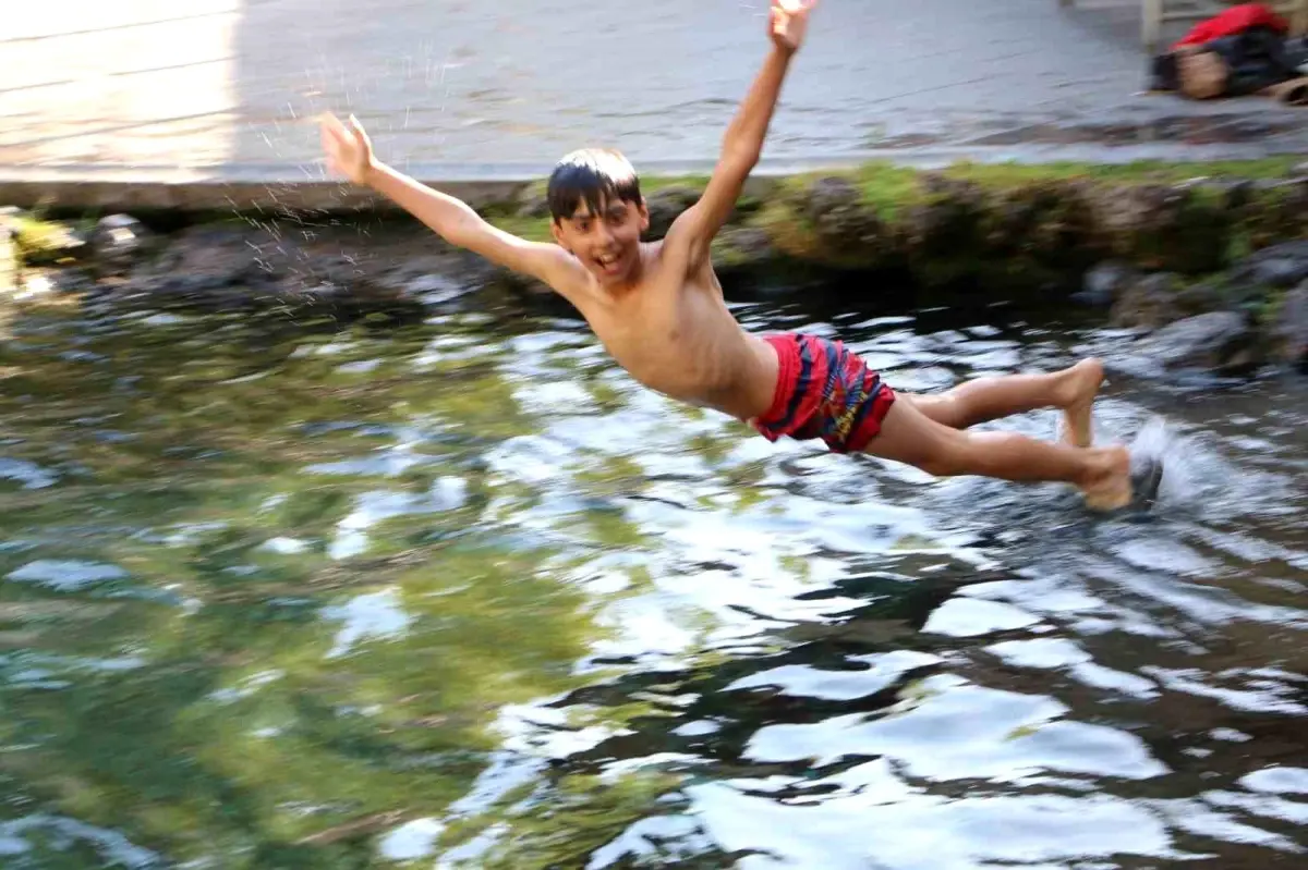 Diyarbakır\'da Çocuklar Süs Havuzunda Serinliyor