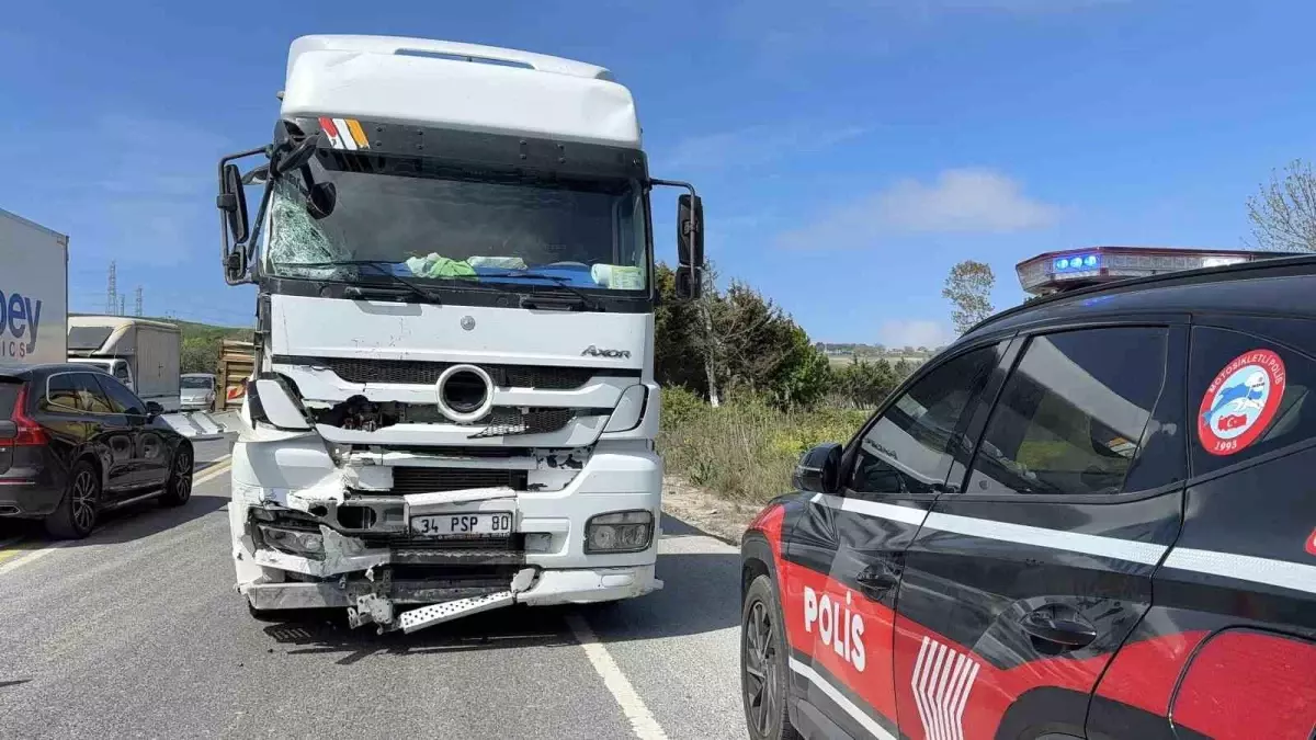 Arnavutköy\'de Trafik Kazası: Sürücü Yaralı
