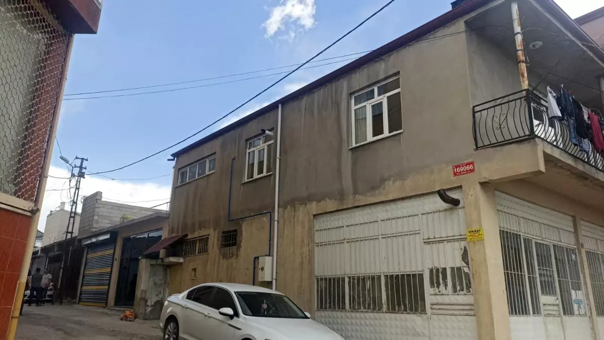 Yunak\'ta Evden Altın ve Para Çalındı