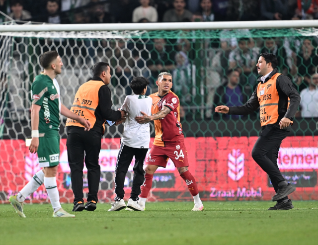 Facianın eşiğinden dönülmüş! Konyaspor-Galatasaray-maçında sahada demir parçası atıldı