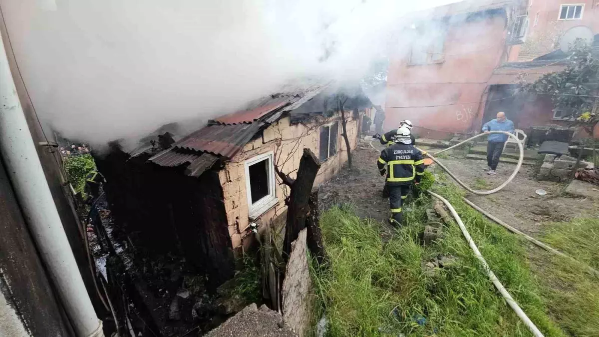 Zonguldak\'ta Yangın: Yaşlı Adam Kurtarıldı