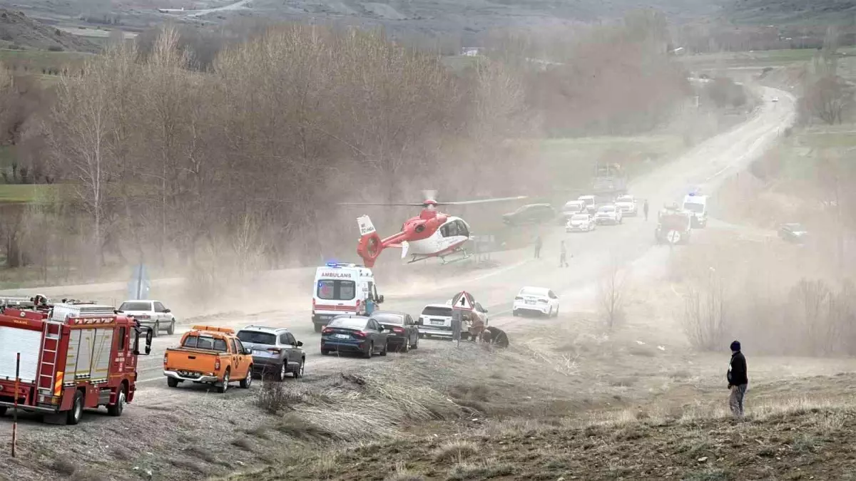 Sivas\'ta Öğretmenleri Taşıyan Minibüs Kaza Yaptı