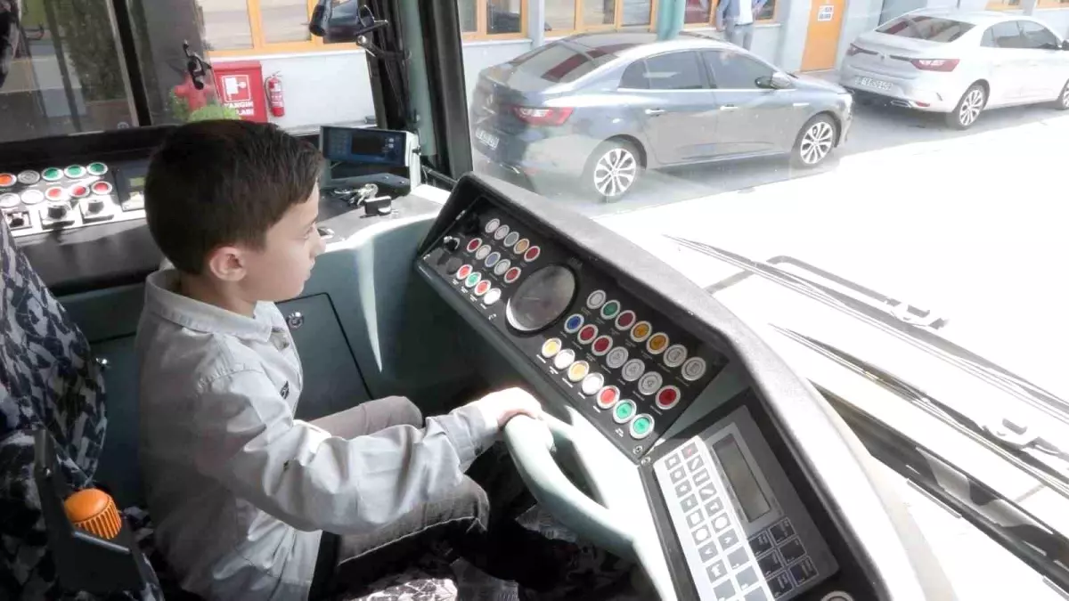 Mehmet Eren\'in Hayali Gerçekleşti: 10 Yaşında Vatman Oldu