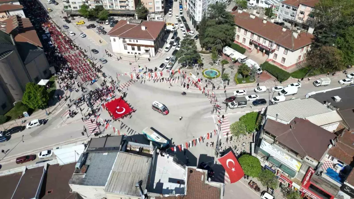 İnegöl\'de 23 Nisan Coşkusu Kortej Yürüyüşüyle Kutlandı