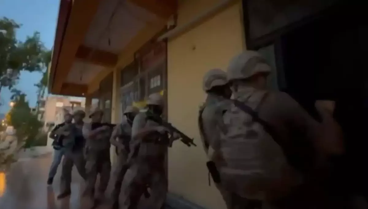 İzmir\'de DEAŞ Operasyonu: 13 Gözaltı