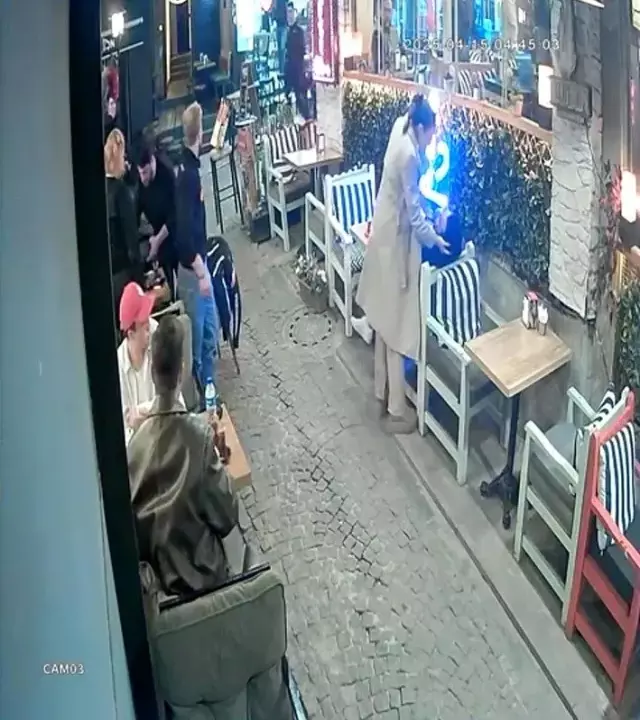 Kafede oturan kişiyi karısının gözü önünde öldüren tetikçi, cinayeti 50 bin euro için işlemiş