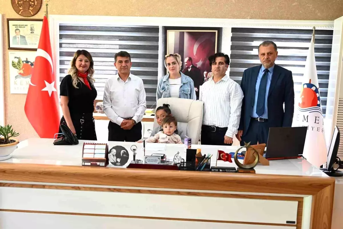Kemer\'de 23 Nisan Coşkusu: Çocuk Başkan Ege Eymen Ünal Koltuğa Oturdu