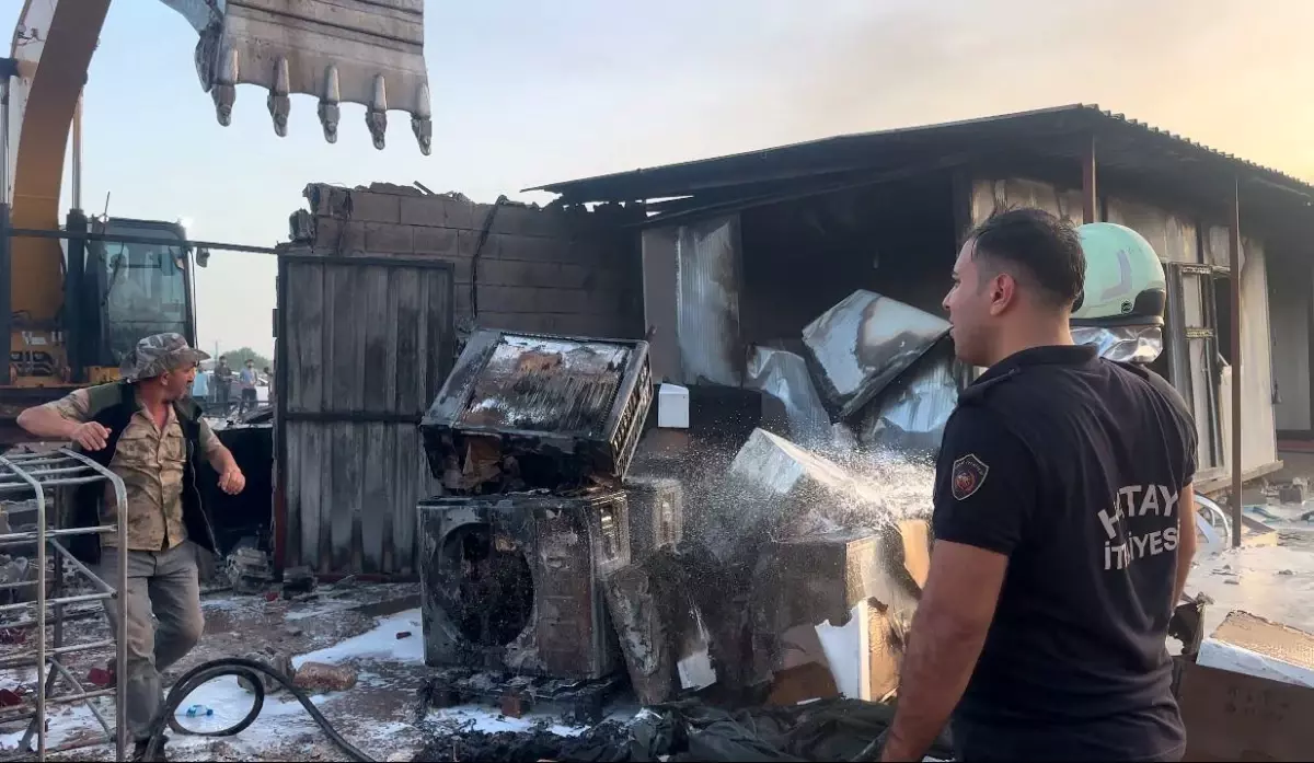 Hatay\'da İşçi Konteyneri Yangında Kullanılamaz Hale Geldi
