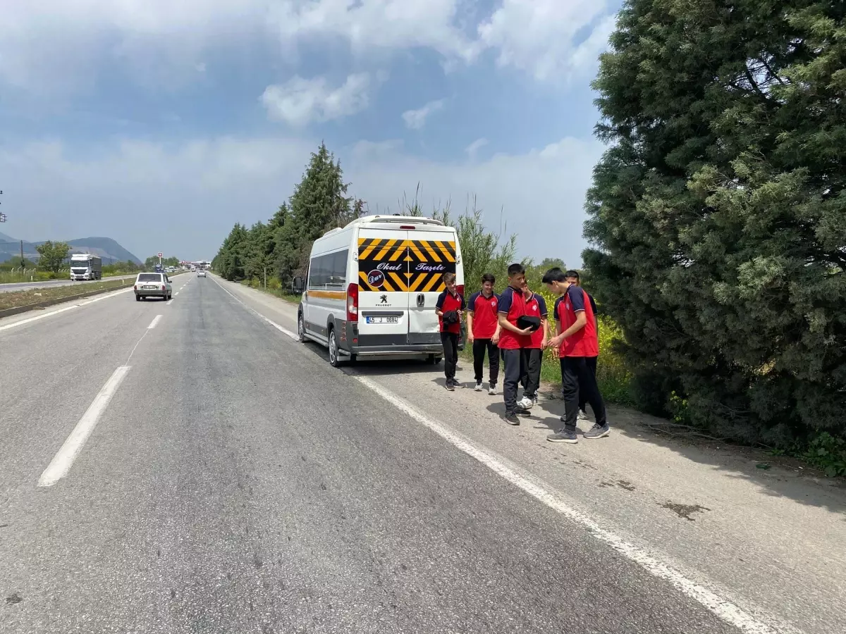 Manisa\'da Servis Kazası: 9 Yaralı