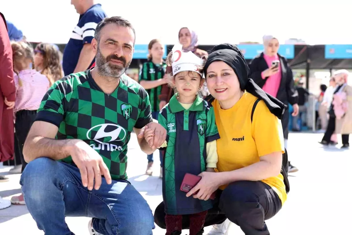 Kocaeli\'de 23 Nisan Coşkusu ve Kocaelispor\'un Süper Lig Başarısı Kutlandı