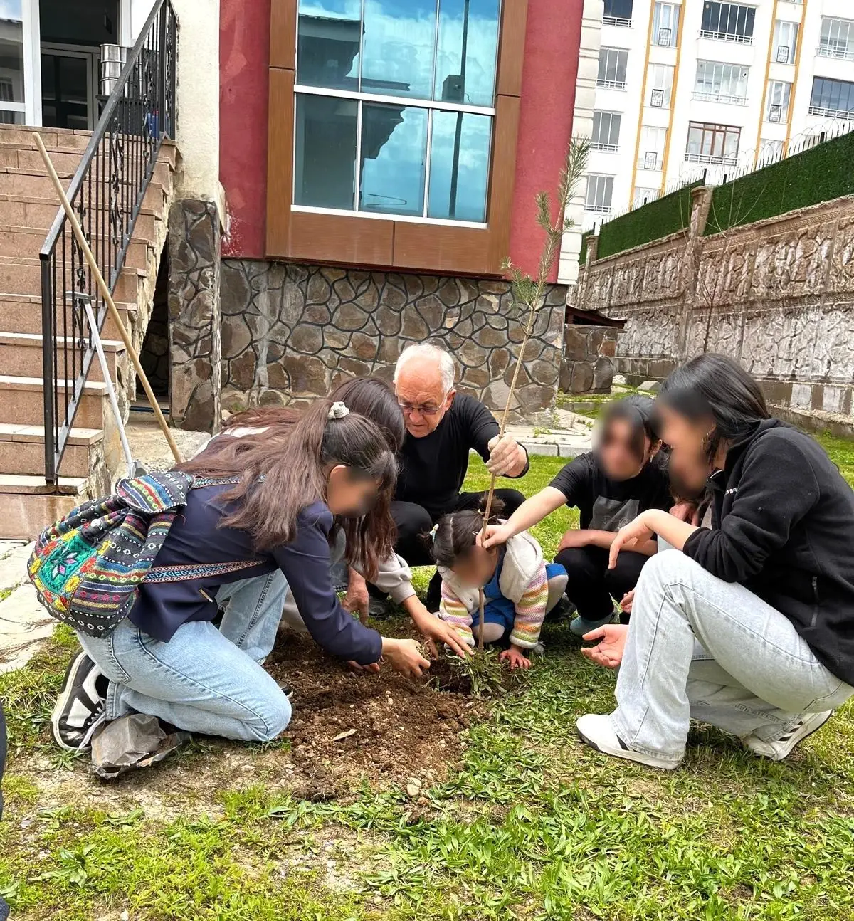 Muş\'ta Çocuklar Fidan Dikerek Farkındalık Yaratıyor