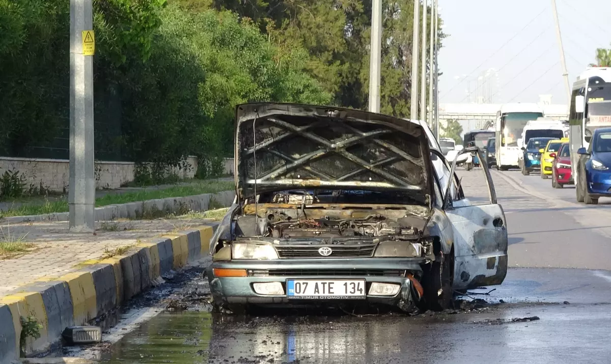 Antalya\'da Otomobil Yangını