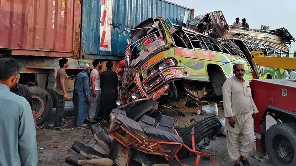 Pakistan\'da kamyonet uçuruma devrildi: 13 ölü