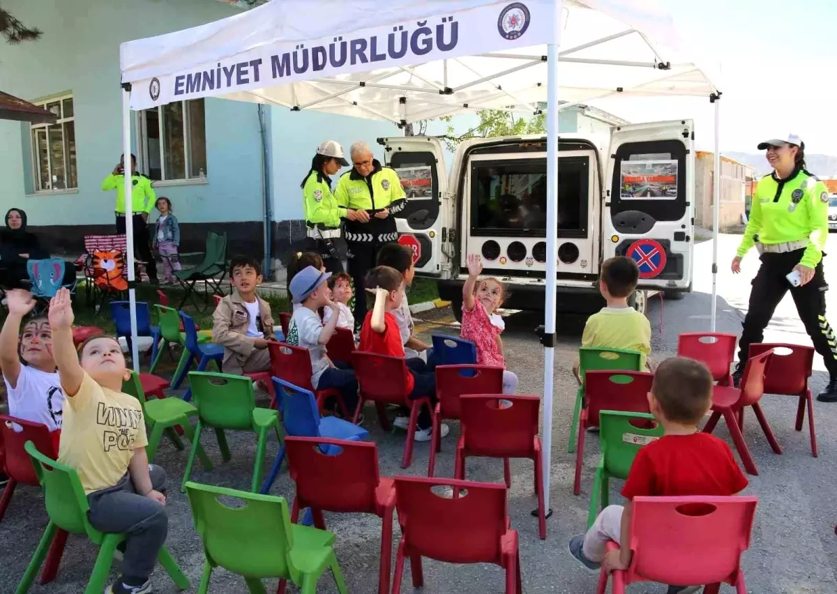Emniyet, Çocuk Bayramı\'nı Coşkuyla Kutladı