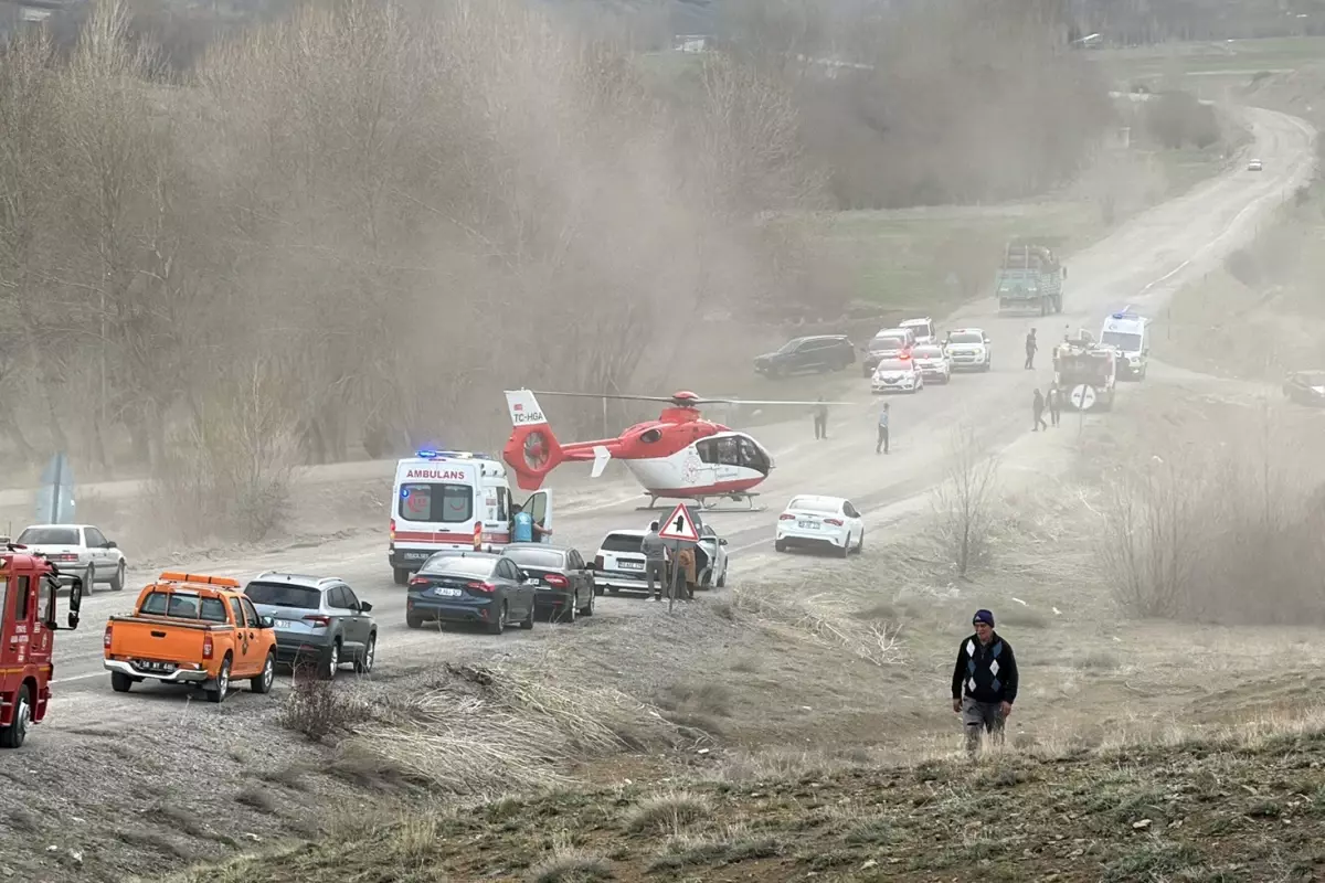 Sivas\'ta öğretmenleri taşıyan minibüs kaza yaptı: 1 ölü, 2\'si ağır 14 yaralı