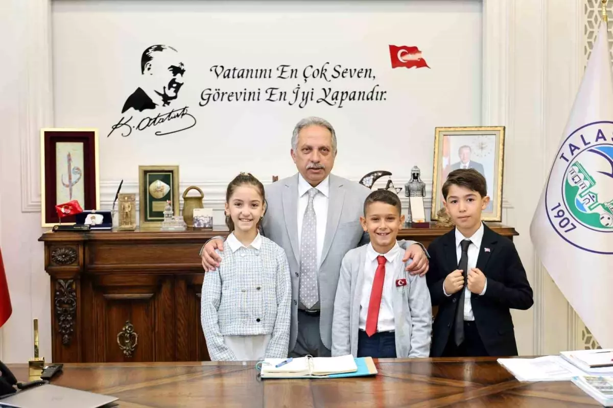 Başkan Yalçın, 23 Nisan\'da Koltuğunu Miniklere Emanet Etti