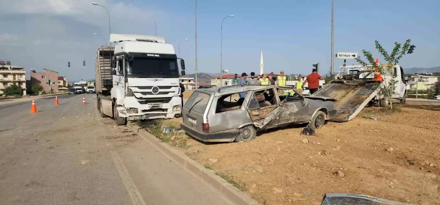 Hatay\'da Tır ile Tofaş Çarpıştı: 4 Yaralı
