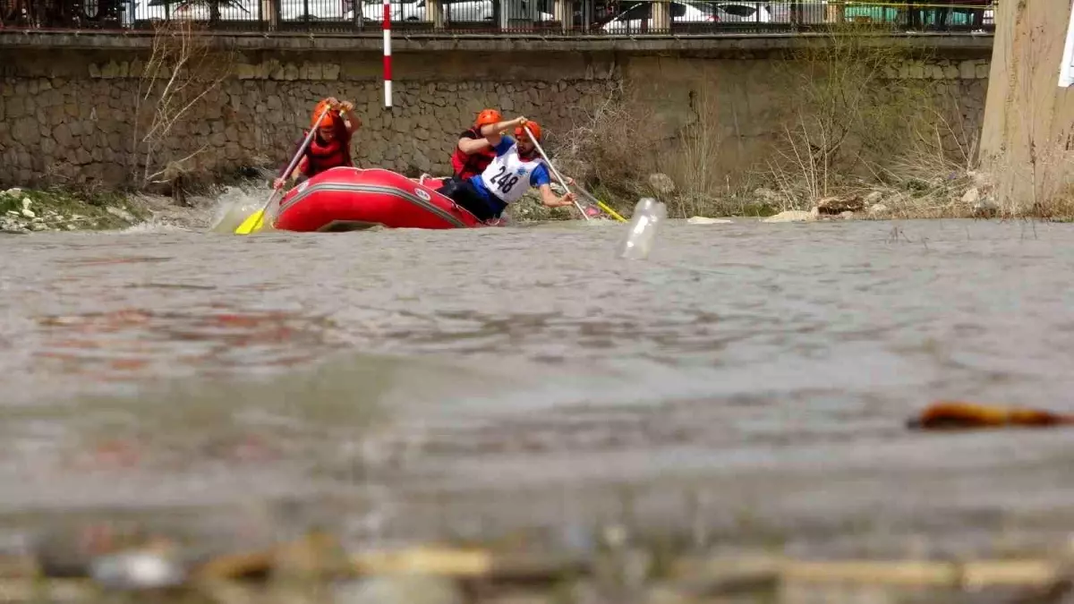 Bayburt\'ta Rafting Şampiyonası Renkli Görüntülerle Devam Ediyor
