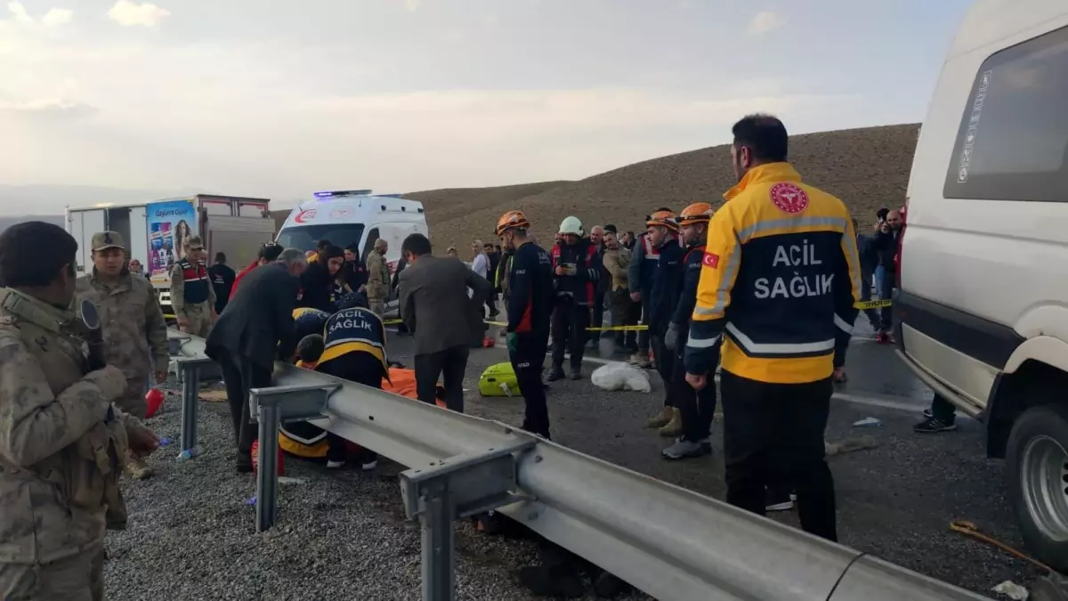Van\'da Feci Kaza: 6 Ölü, 8 Yaralı