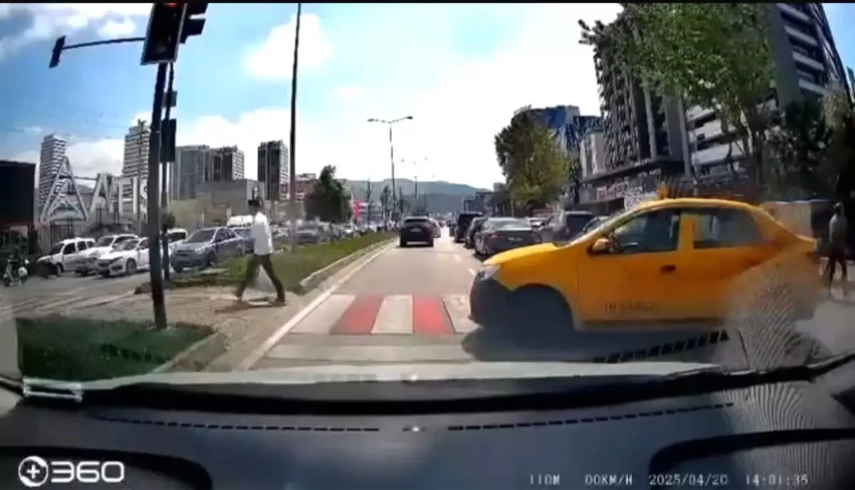 Bursa\'da Taksi Şoföründen Yaya Geçidinde Cüretkar Davranış