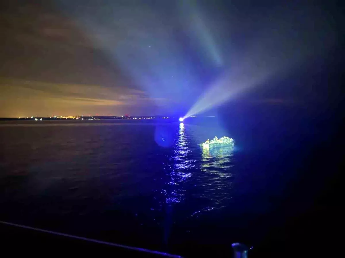 Çeşme açıklarında 36 düzensiz göçmen yakalandı