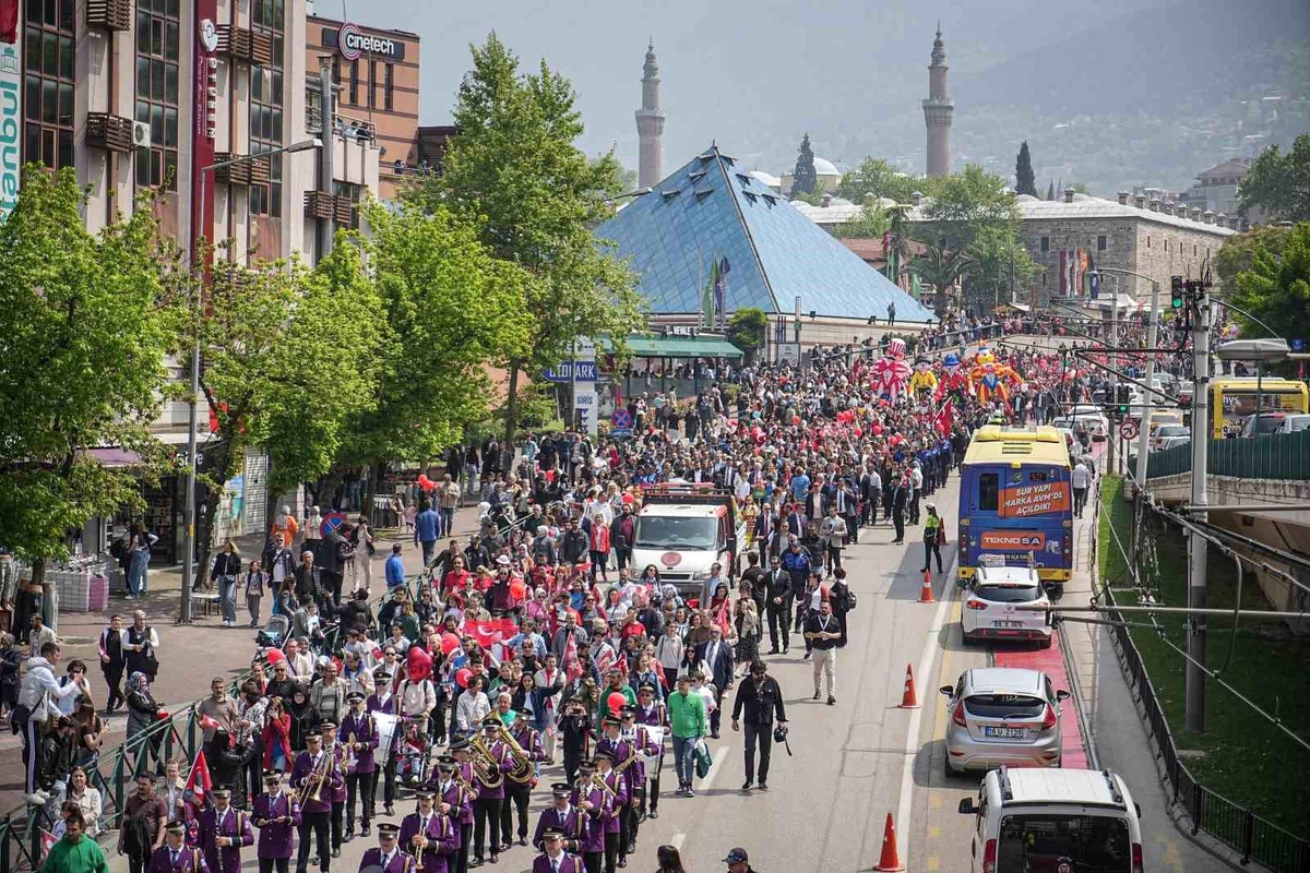 Bursa\'da 23 Nisan Coşkusu: Çocuk Şenliği Renkli Etkinliklerle Kutlandı