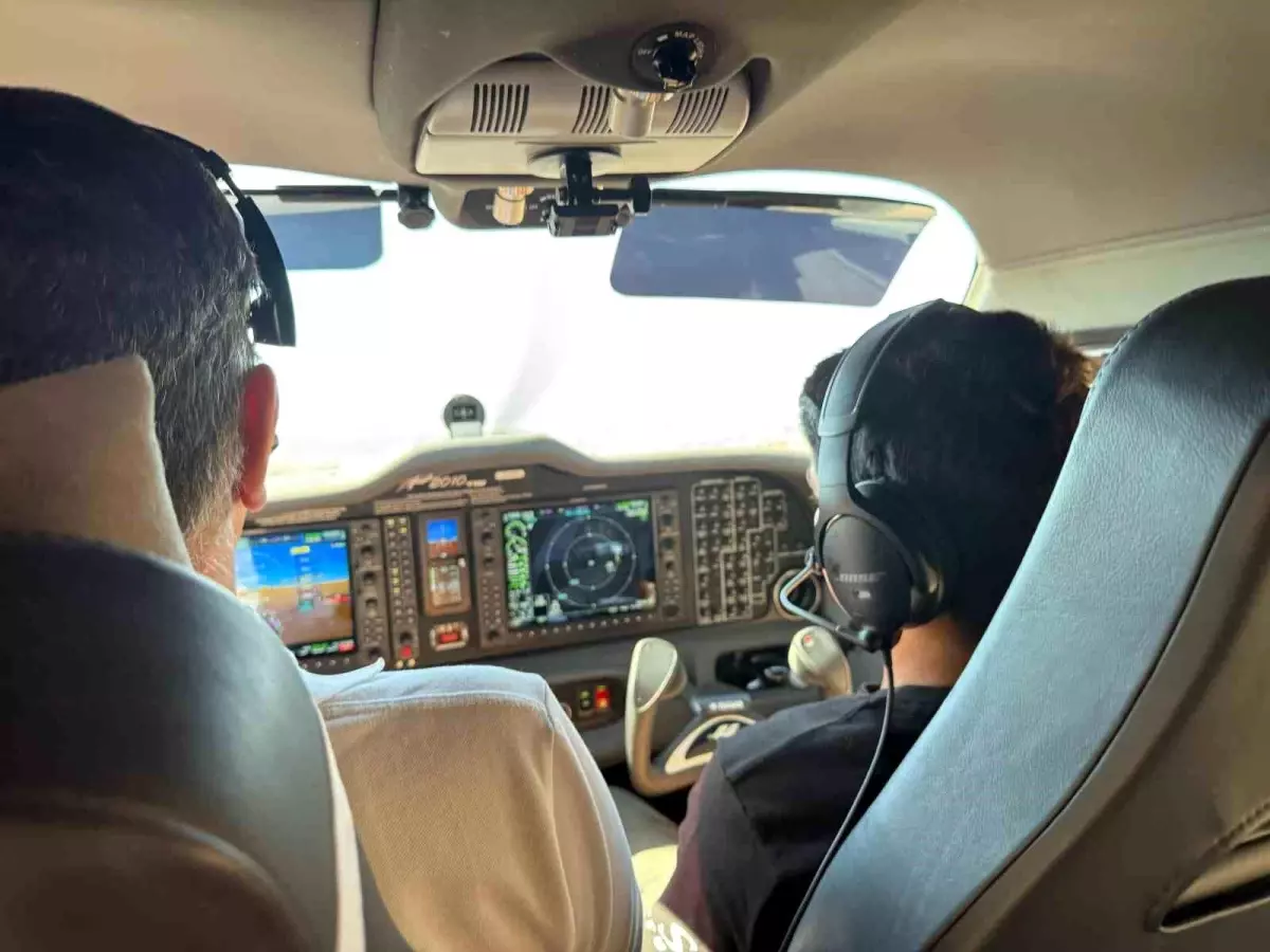 23 Nisan\'da pilot koltuğuna geçen çocuklar Ankara semalarında uçtu