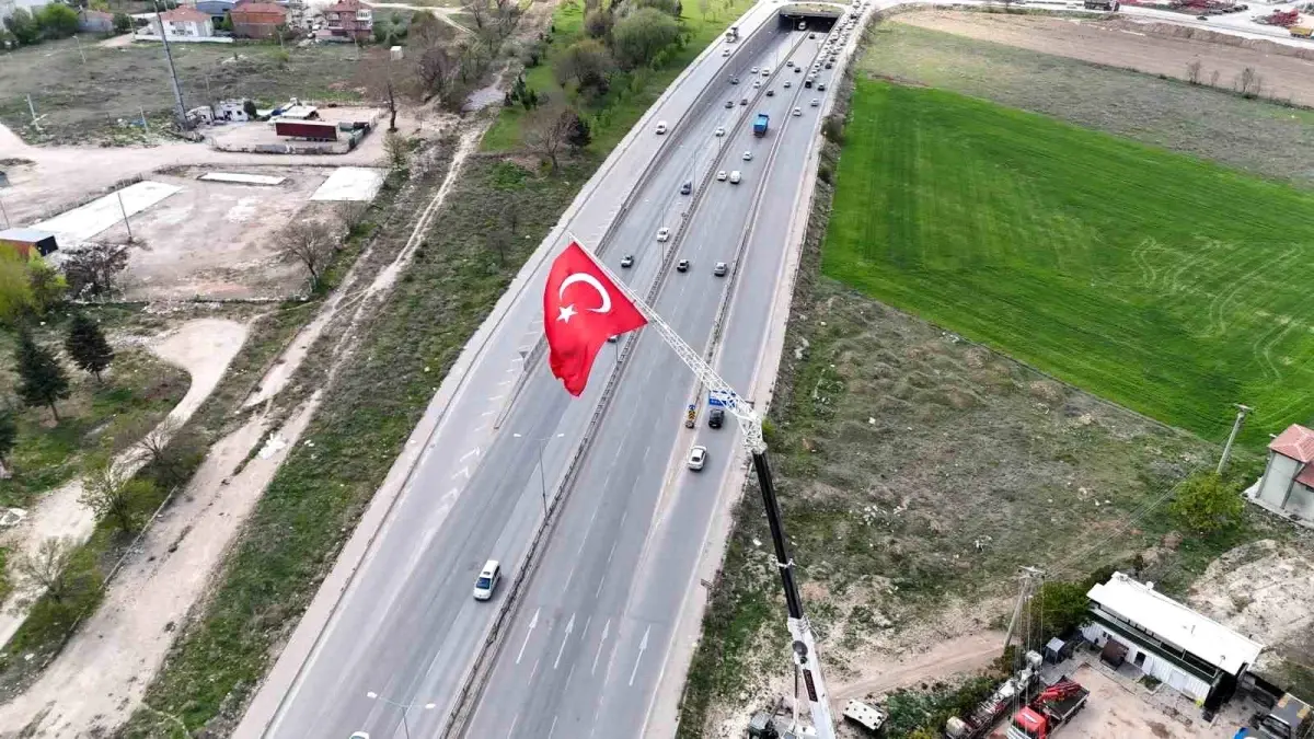 Eskişehir\'de Dev Türk Bayrağı Görsel Şölen Yarattı