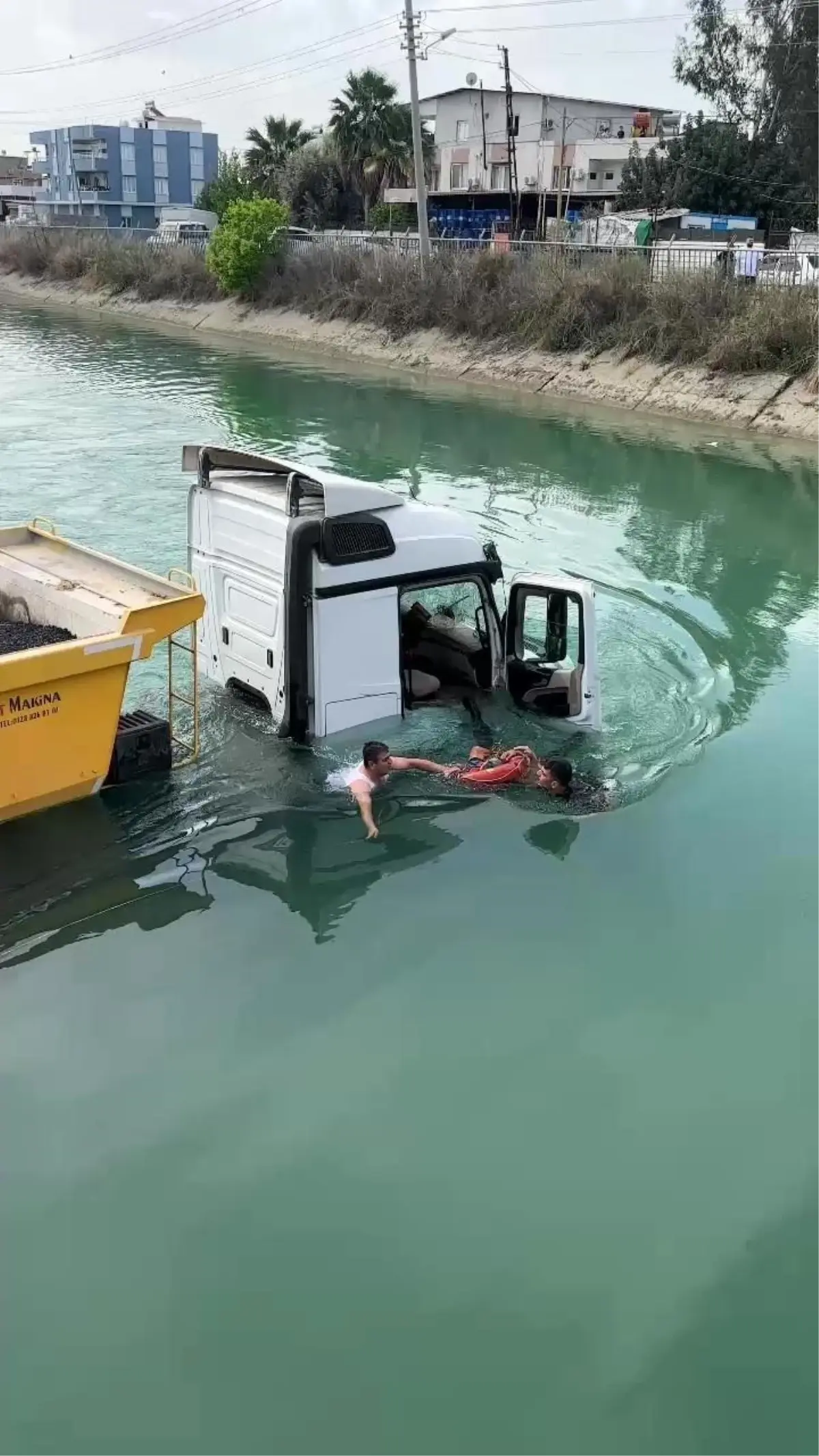 Adana\'da Tır Sulama Kanalına Düştü