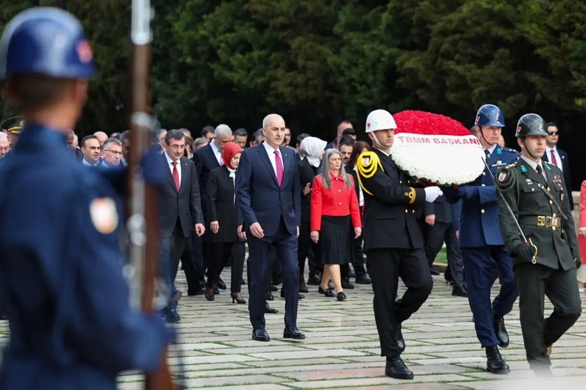 Anıtkabir\'de 23 Nisan töreni! Devlet erkanı Atatürk\'ün mozolesine çelenk bıraktı